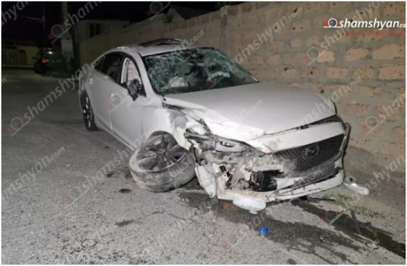 Երևանում «Mazda»-ն դուրս է եկել երթևեկելի գոտուց, բախվել երկաթե սյանը